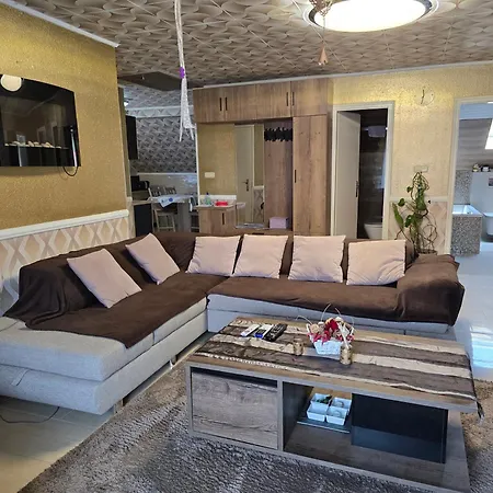 Gyoergyi Apartment - Biro Tours Nr 43 شقة فونيارتْسفاشغ