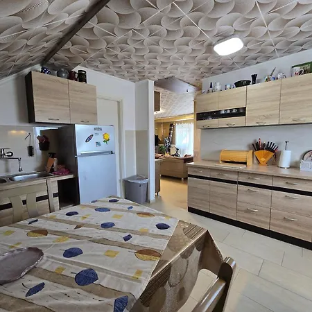 Gyoergyi Apartment - Biro Tours Nr 43